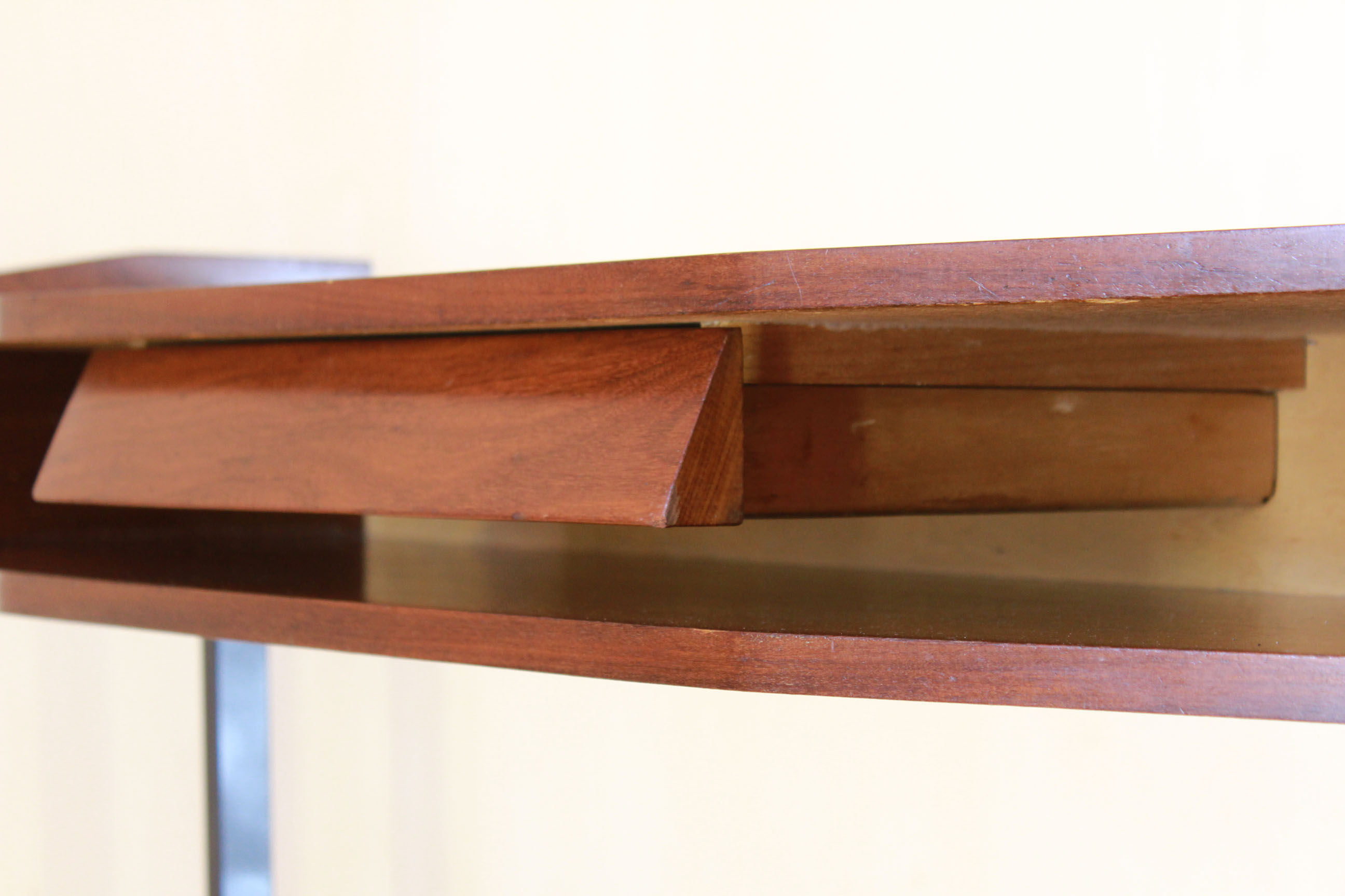 Consolle de bois de vitange des années 50 dans le modèle scandinave