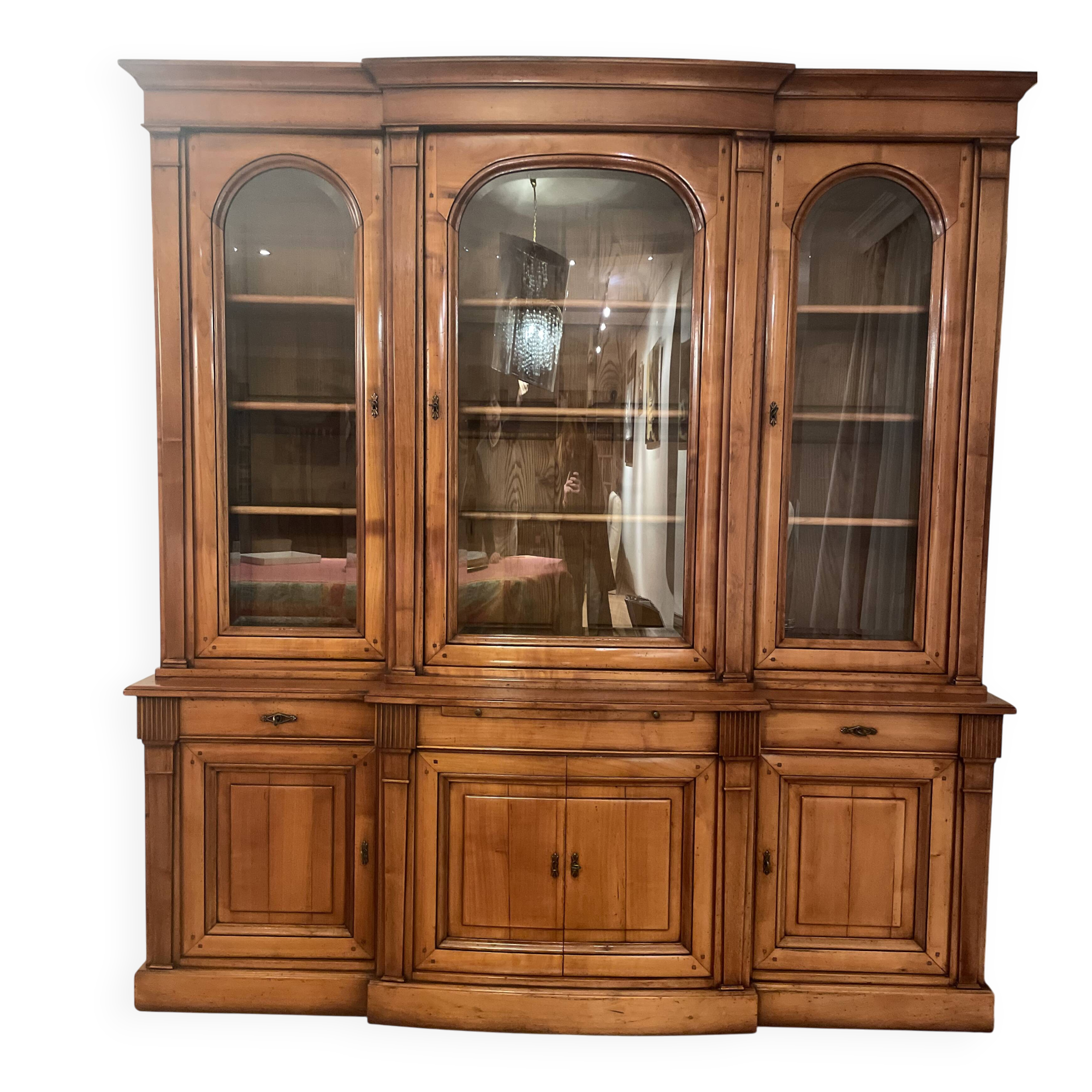 Solid wood dresser – classic style – very good condition