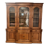 Solid wood dresser – classic style – very good condition