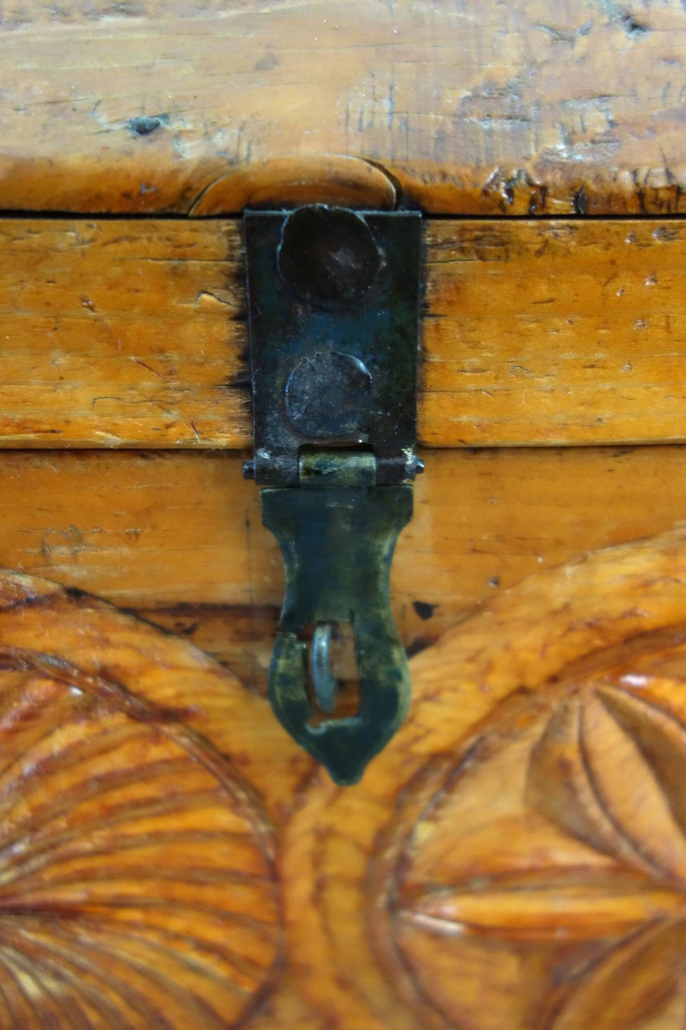 Ancien coffre en pin sculpté, art populaire Hautes Alpes