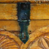 Ancien coffre en pin sculpté, art populaire Hautes Alpes