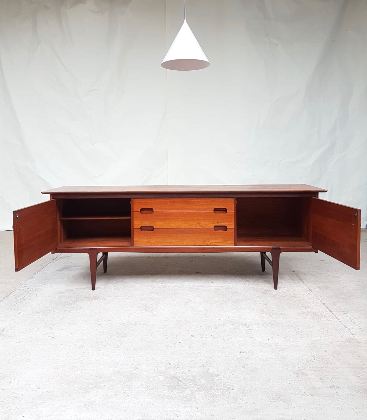 Enfilade par A. Younger en teck