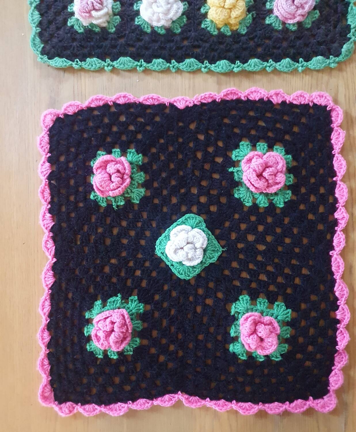 Set of 2 placemats in relief flowers crocheted vintage 70's hands