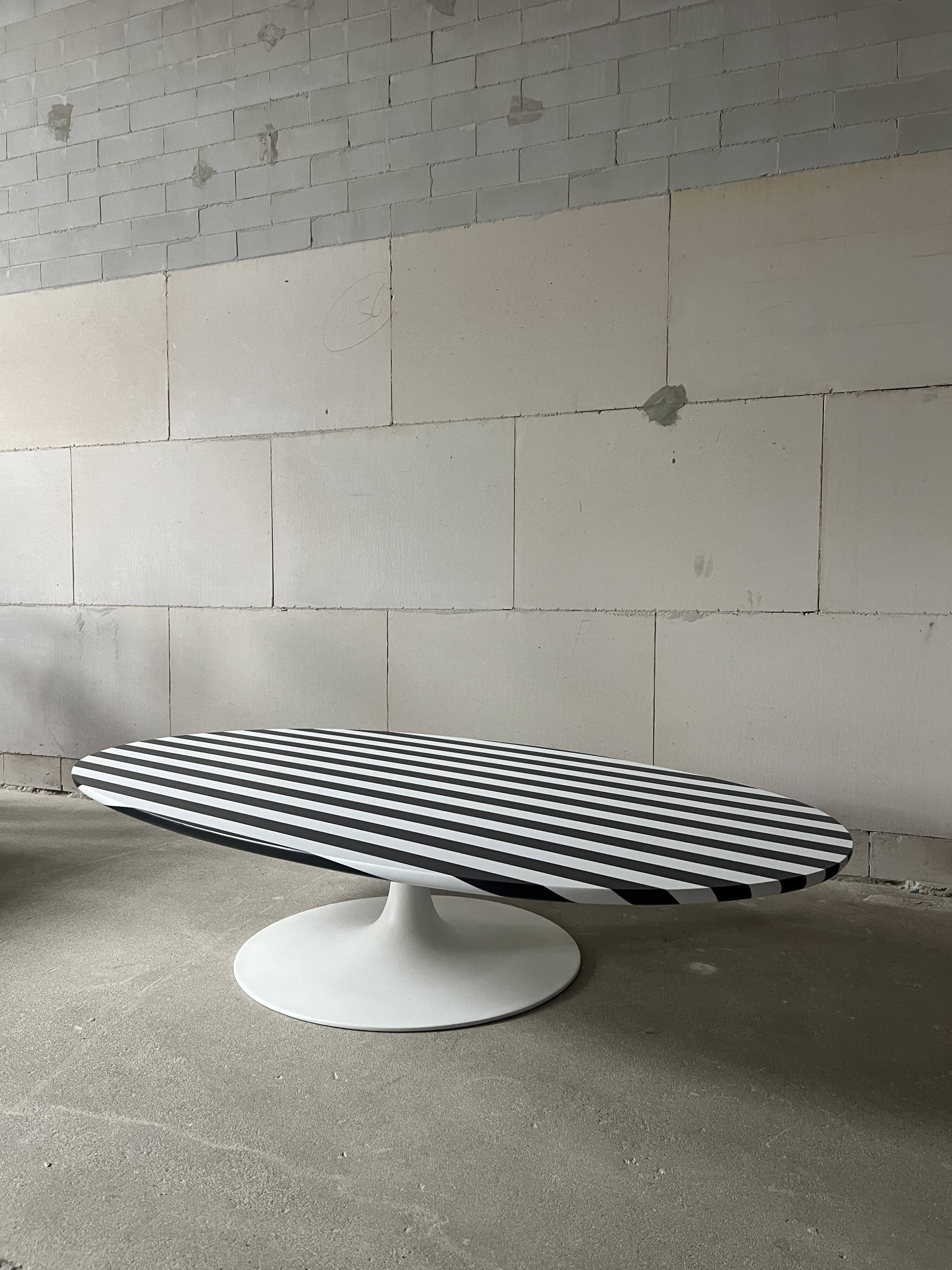 Table basse "Surfboard" de Maurice Burke pour Arkana, années 1960.