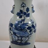 Vase maillet en porcelaine à décor bleu et blanc de phénix sur un rocher.