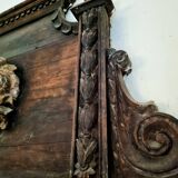 Une paire de frontons de porte très anciens