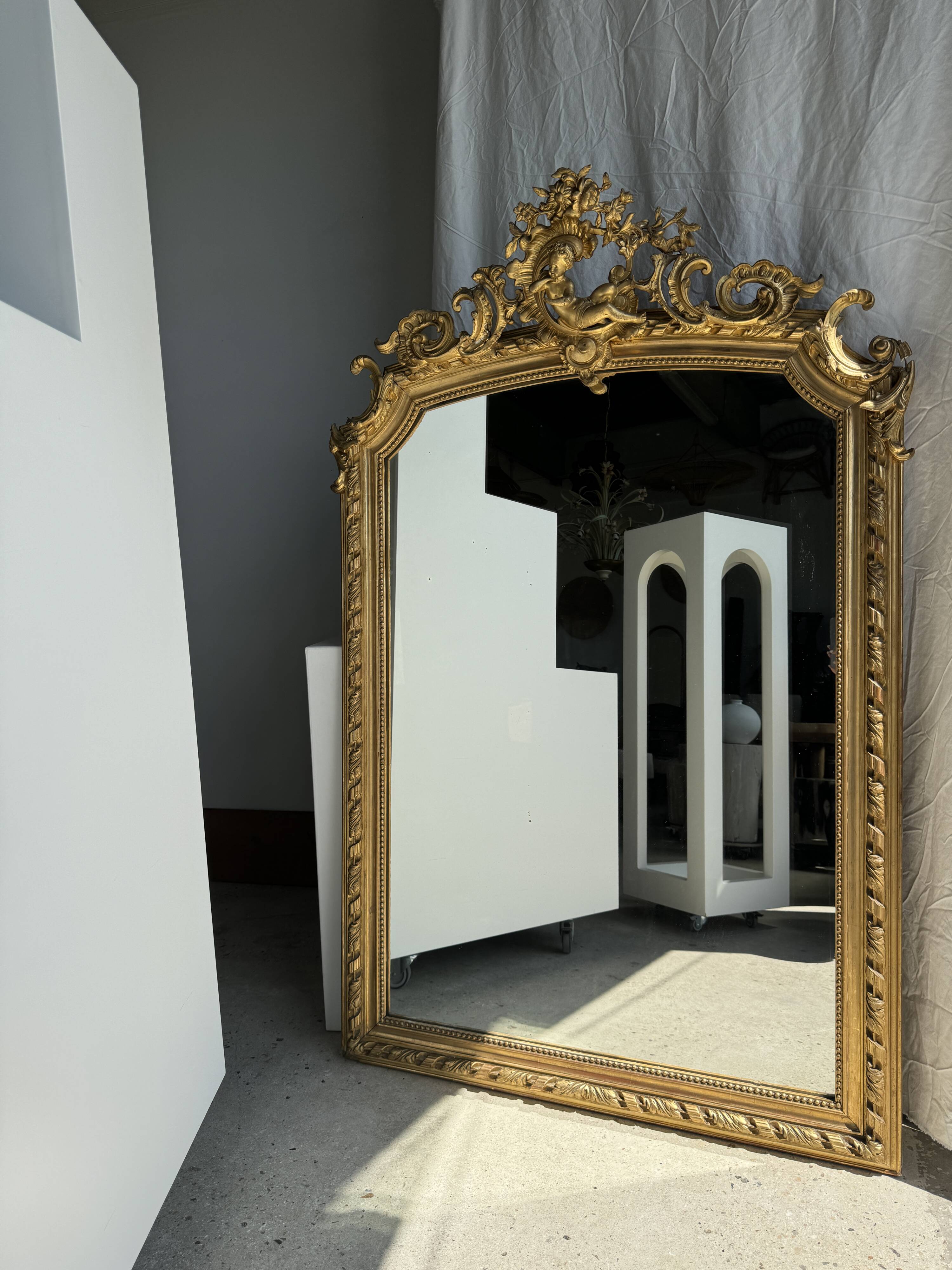 Large gilded mirror with acanthus leaf pediment H150 L98