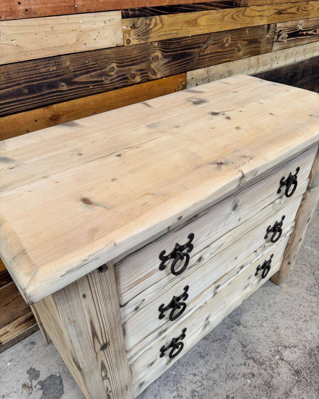 Commode en pin massif
