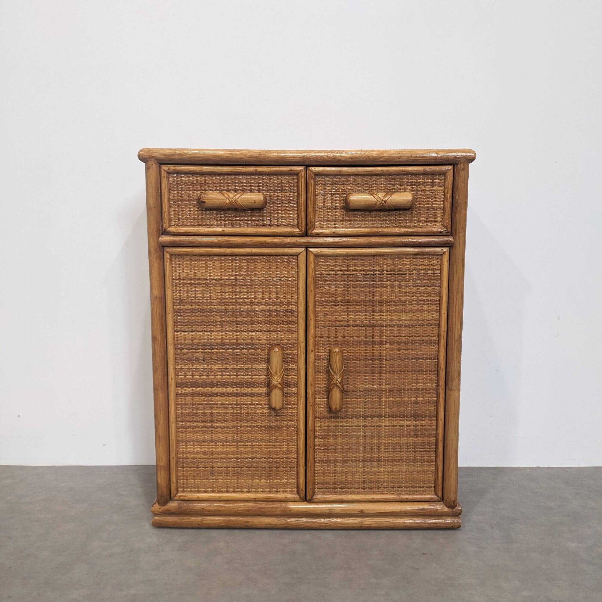 Vintage chest of drawers in rattan and bamboo.