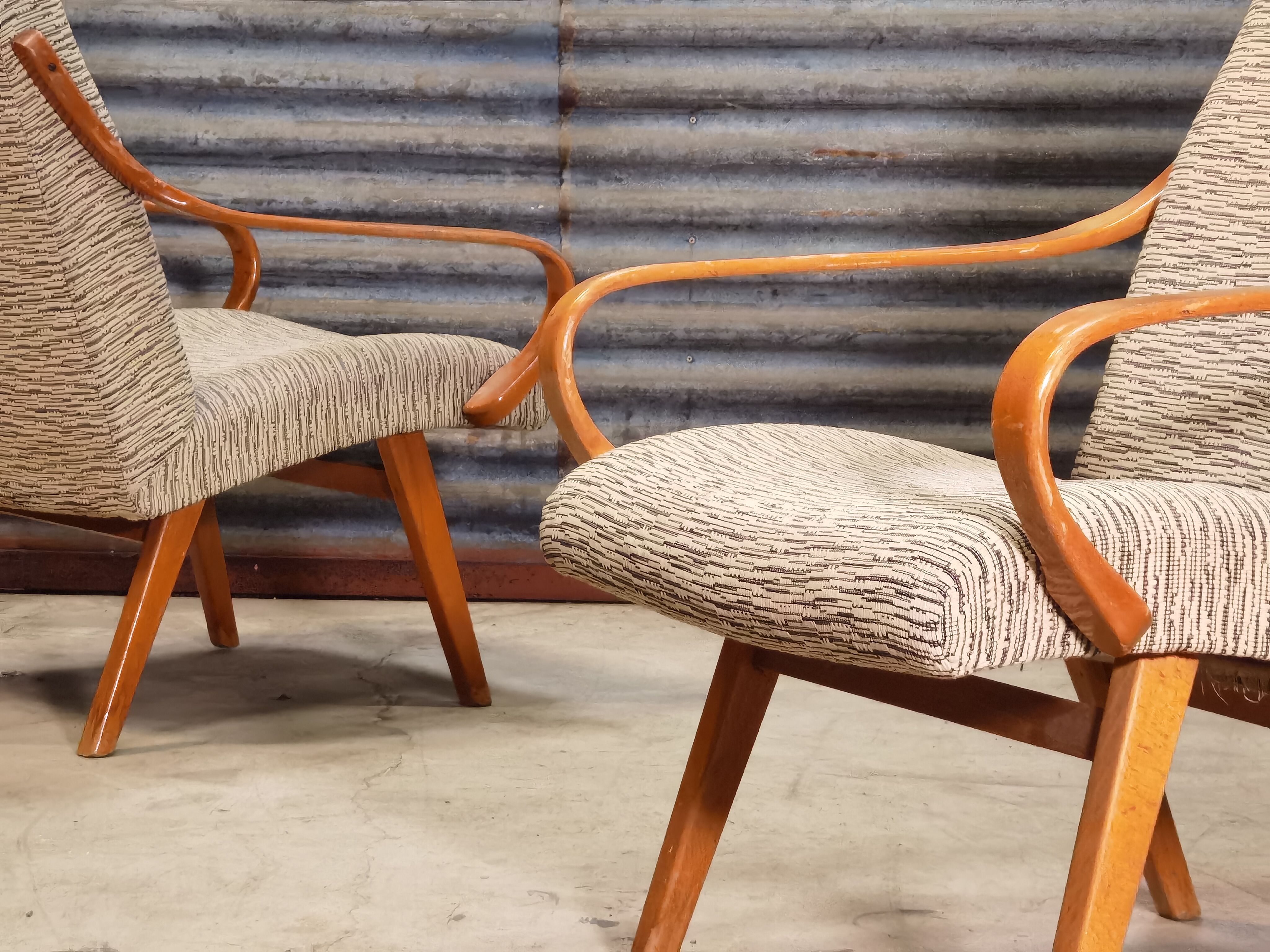 Paire de fauteuils 6953 de Jaroslav Smidek