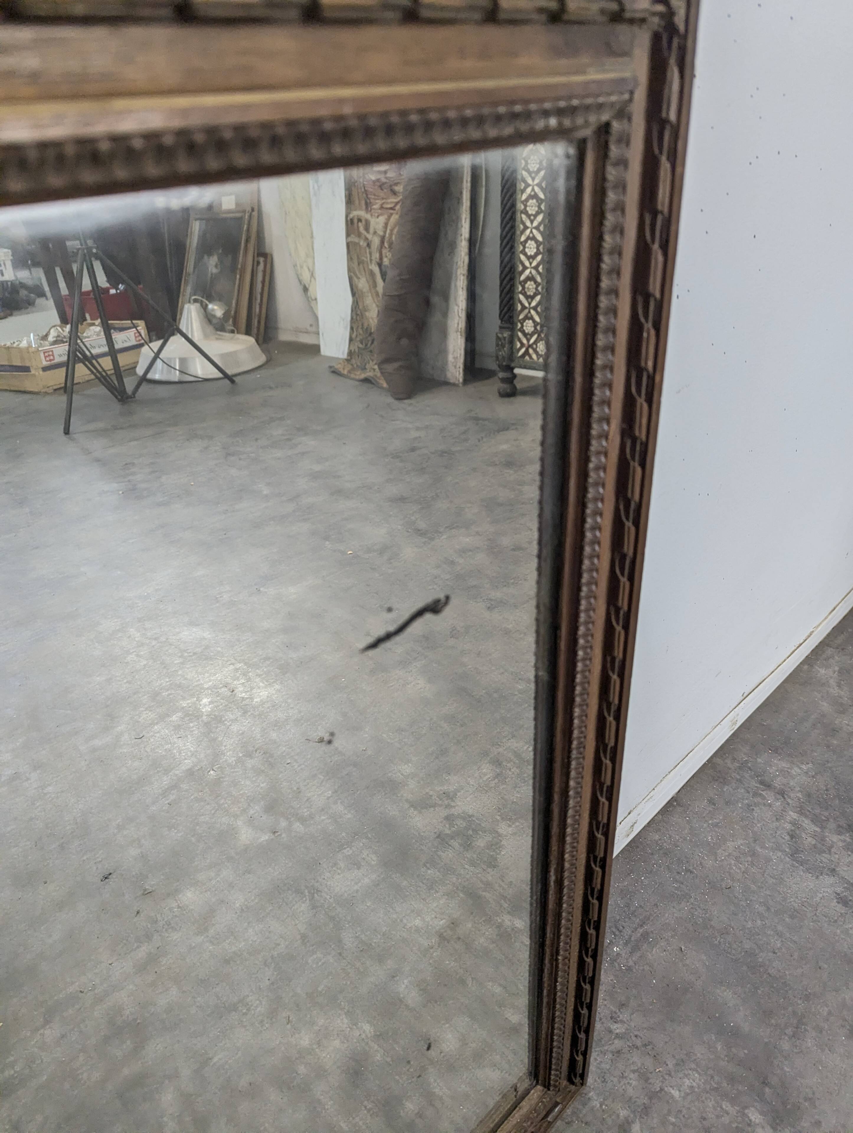 Miroir Napoléon III à cadre en bois sculpté et doré