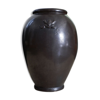 Glazed sandstone vase, frog pattern