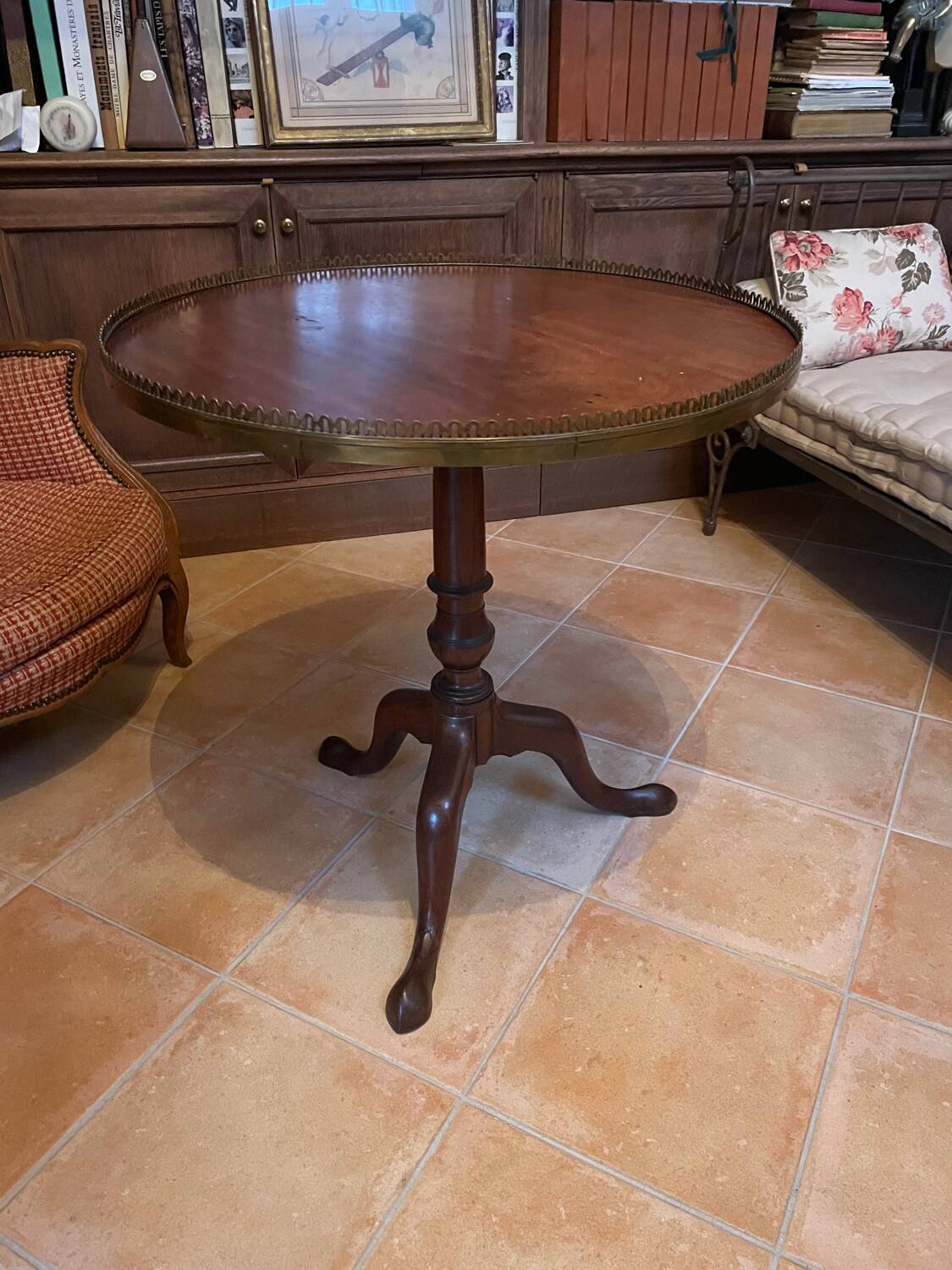 Folding gueridon, tripod in carved mahogany and brass. Late 19th century.