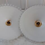 Paire de suspensions en opaline dentelée années 40-50