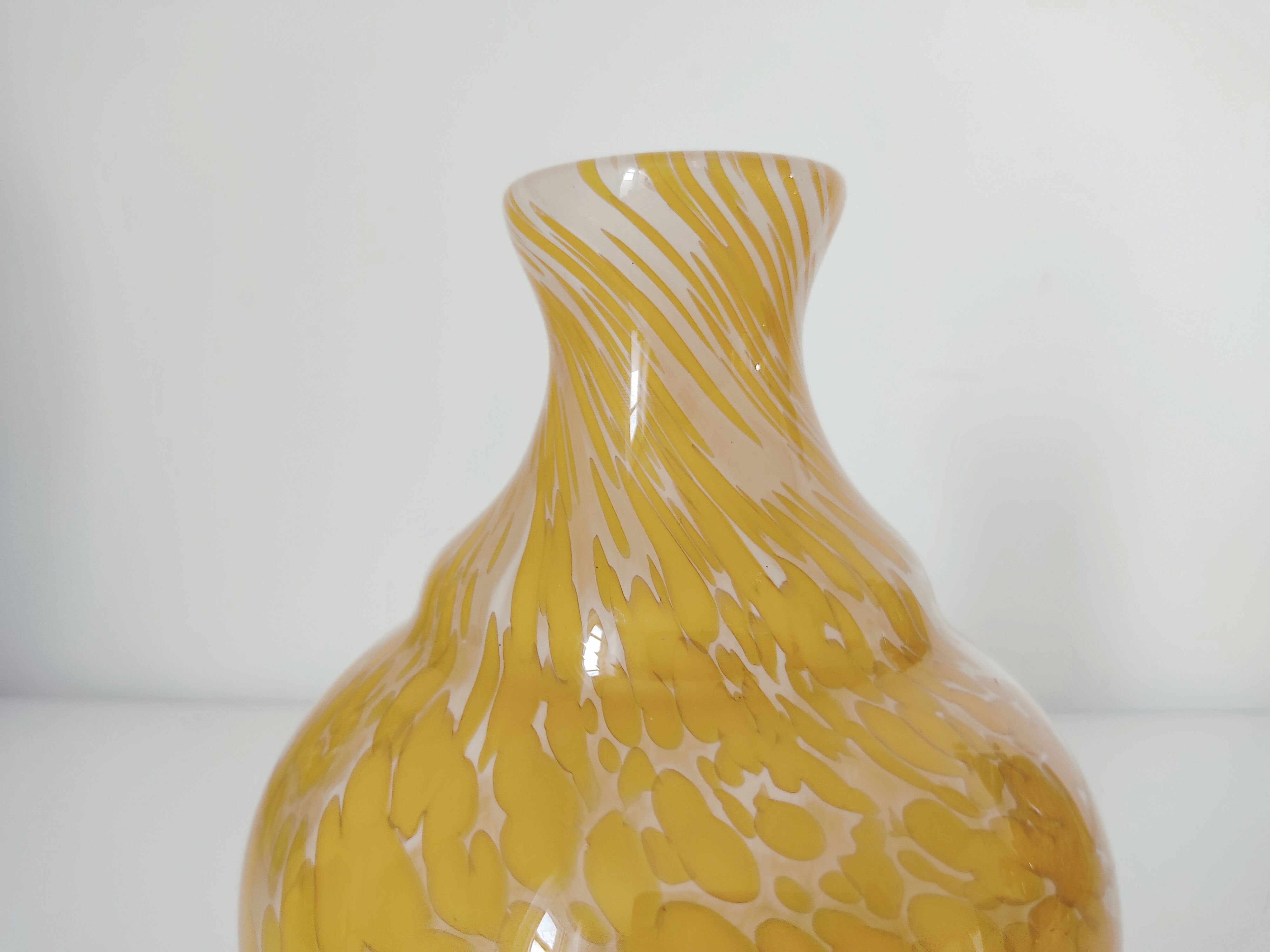 Verrerie vase orange moucheté