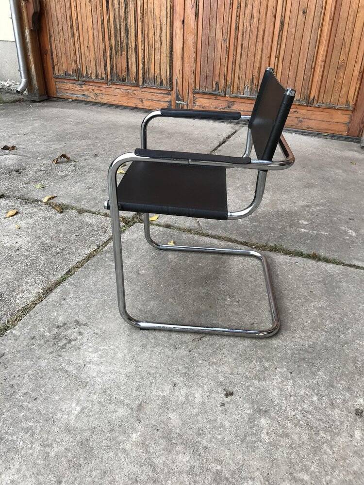 Mid-century round coffee table in chrome and smoked glass with 2 black leather chairs.
