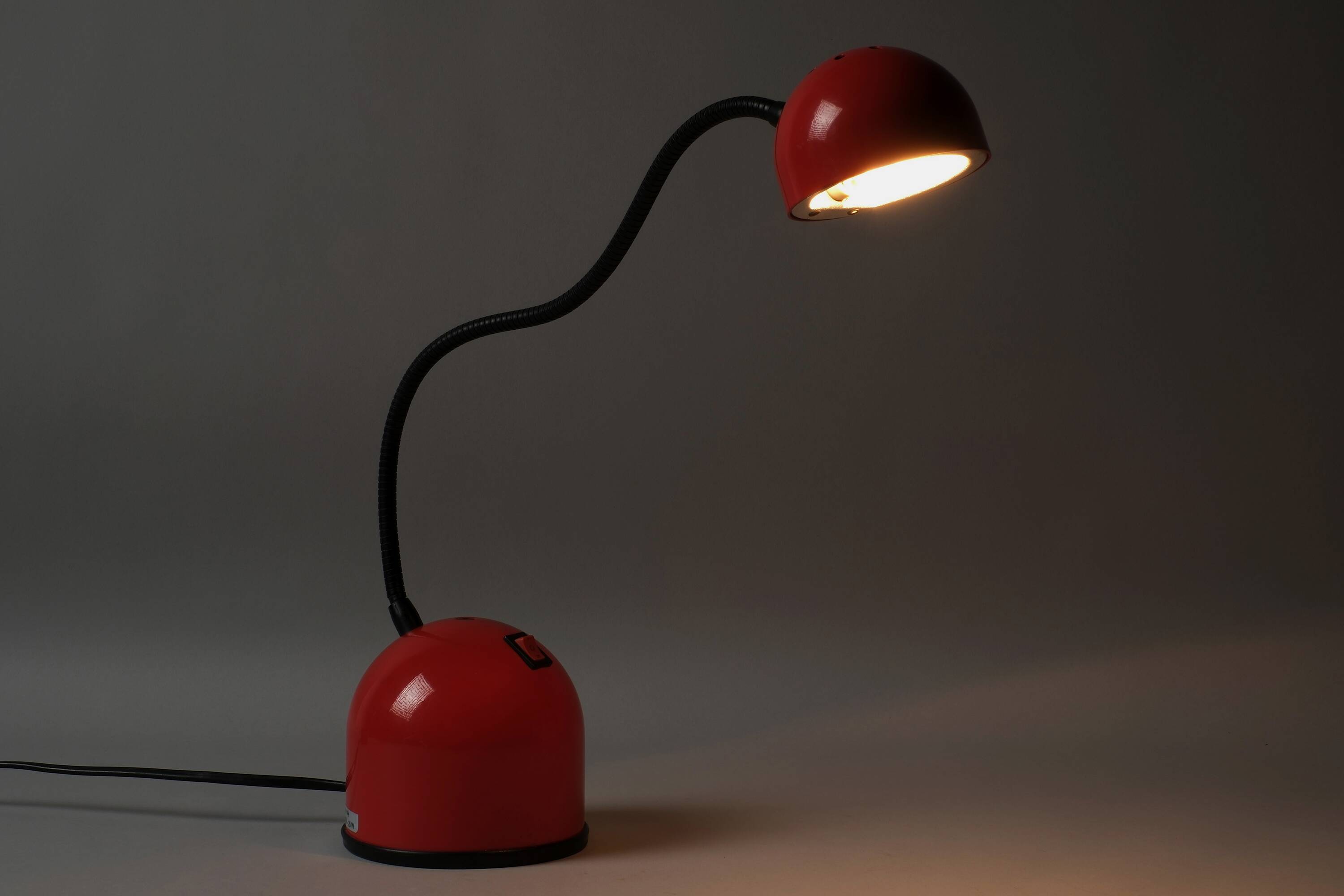 Lampe de bureau flexible Stilplast, rouge et noir, Italie, années 1980