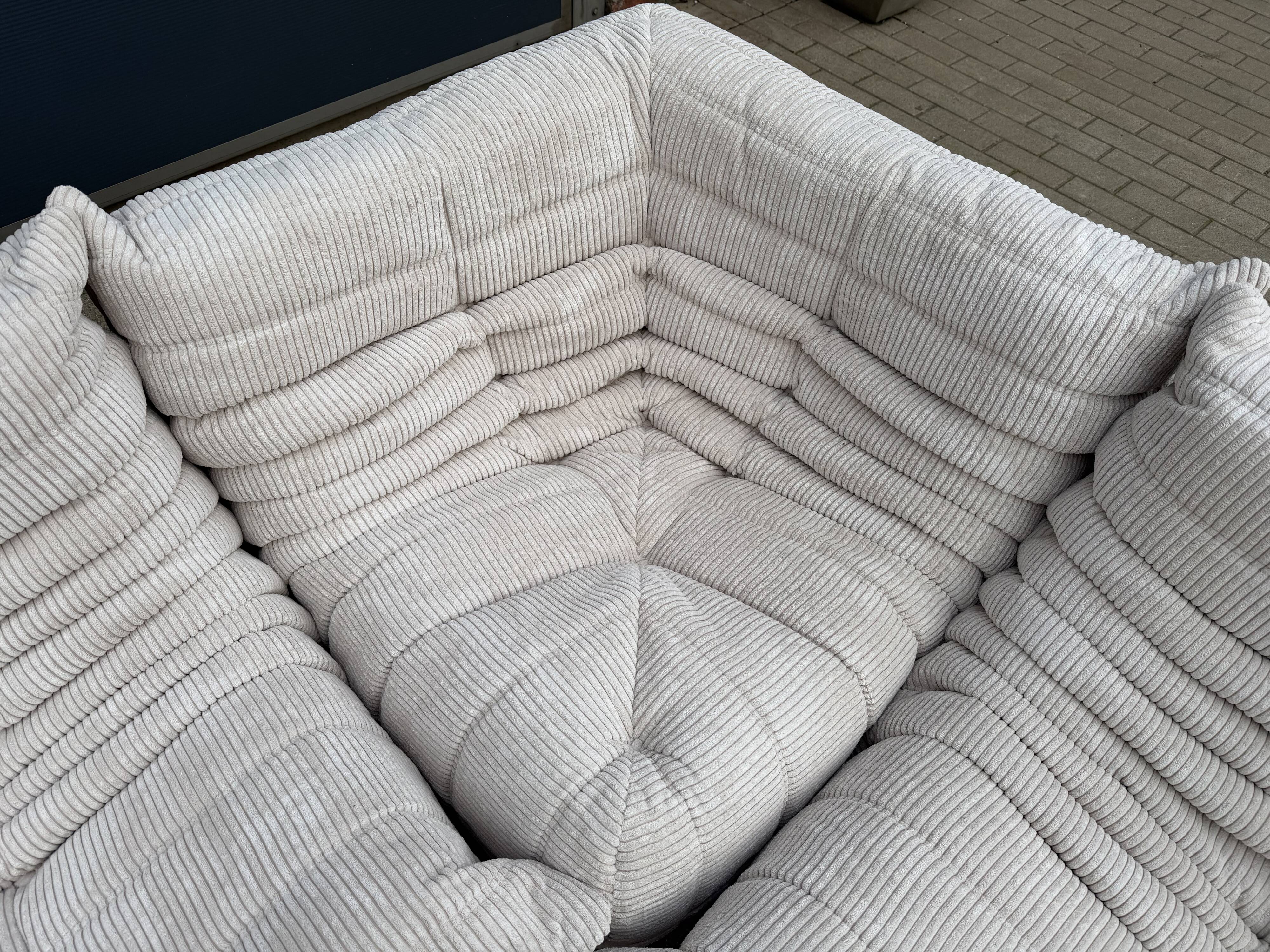 Ligne Roset Togo 3 places, 2 places et d'angle en velours côtelé beige