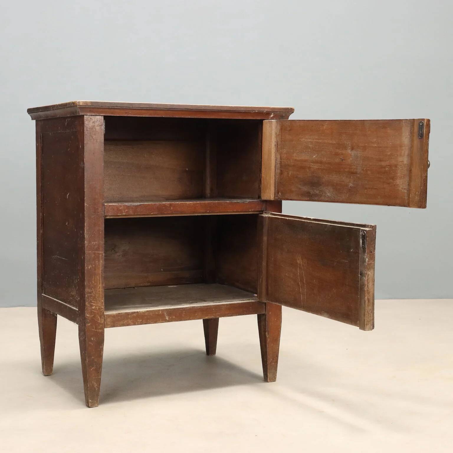 Directoire bedside table in walnut - Italy late 18th century