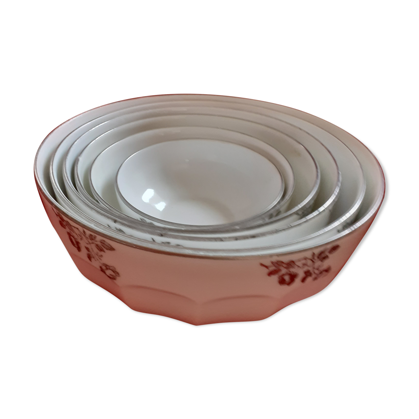 5 Old dishes; Trundles White porcelain with patterns flaurs in matt silver.