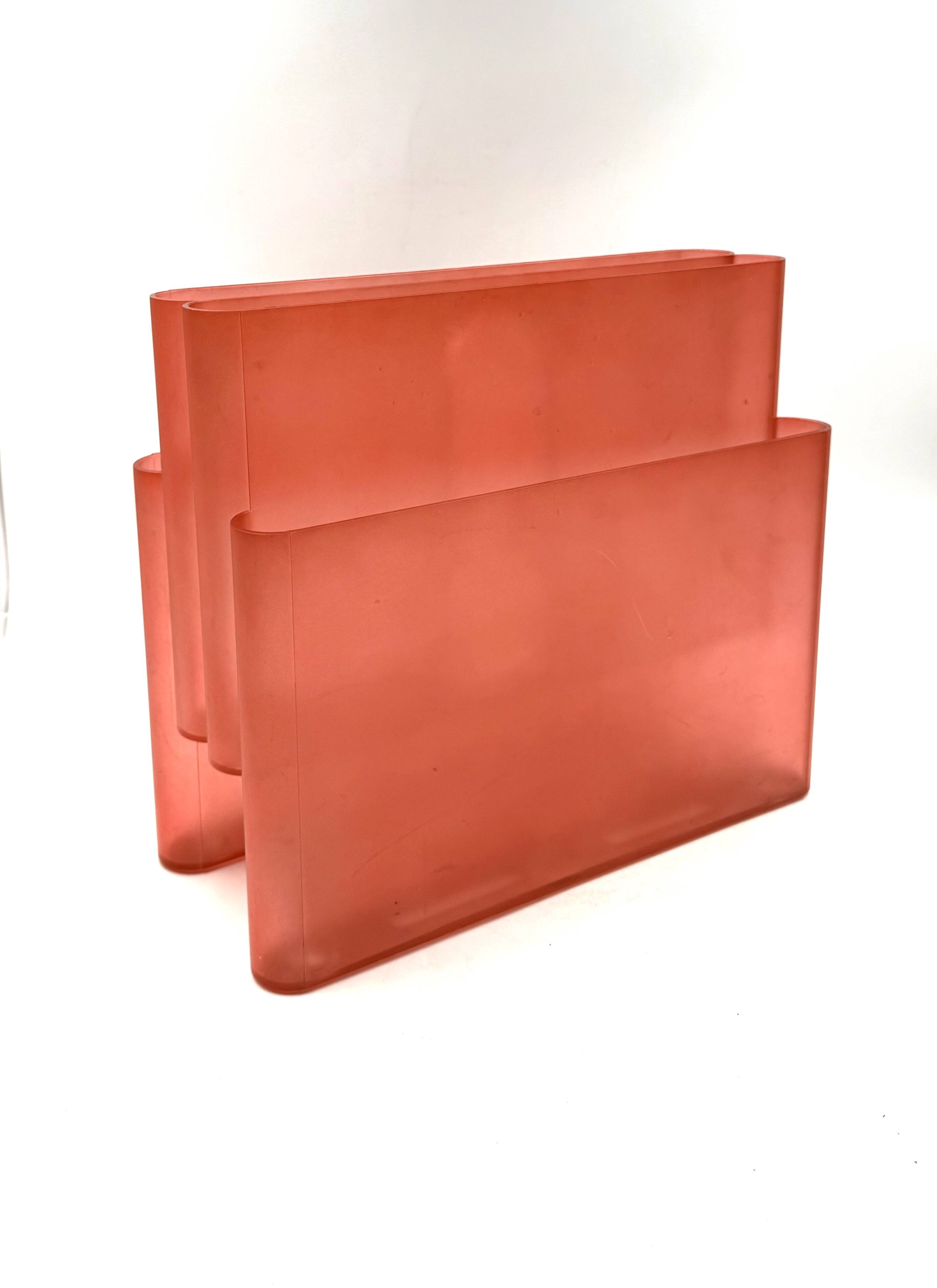 Space age pink plastic magazine rack, Giotto Stoppino, Kartell 1970s
