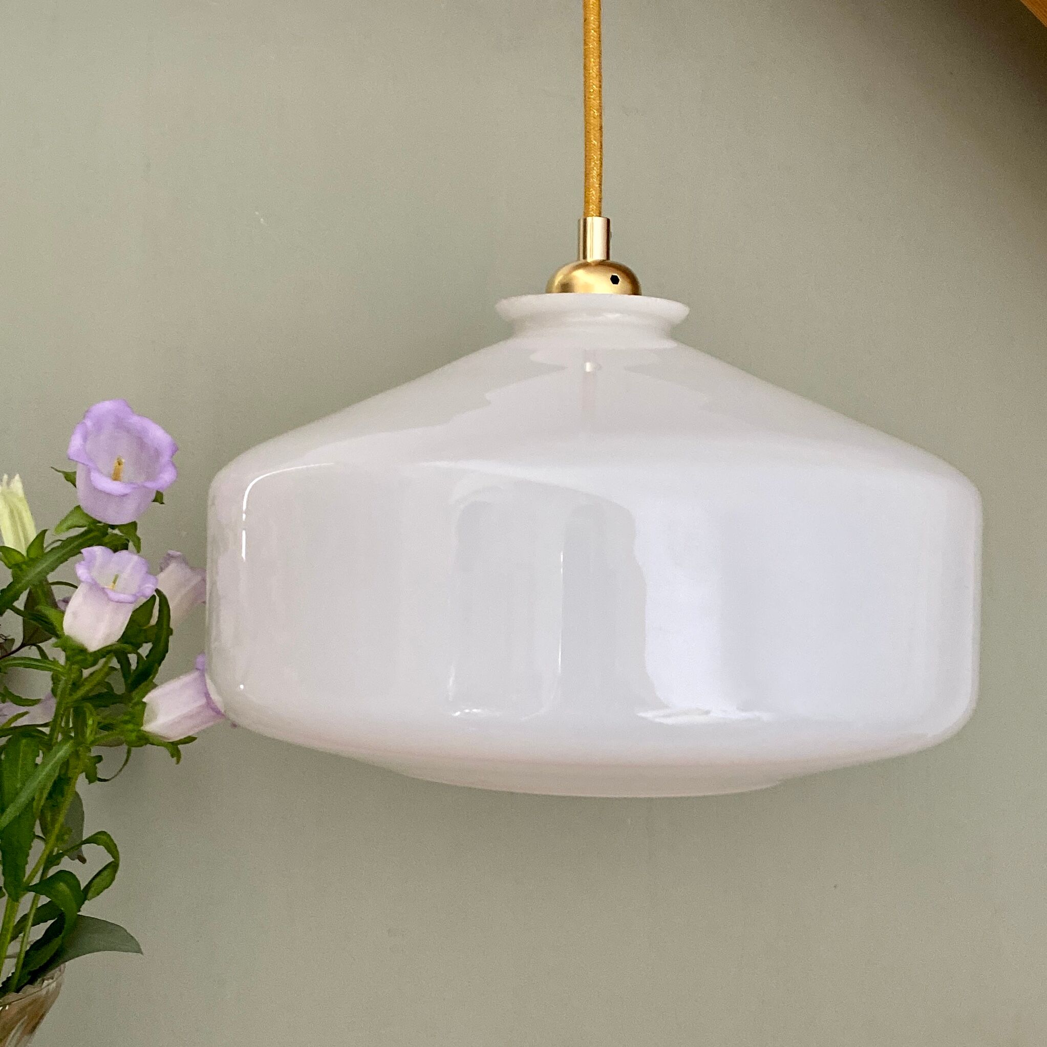 Vintage shade pendant lamp in white opaline