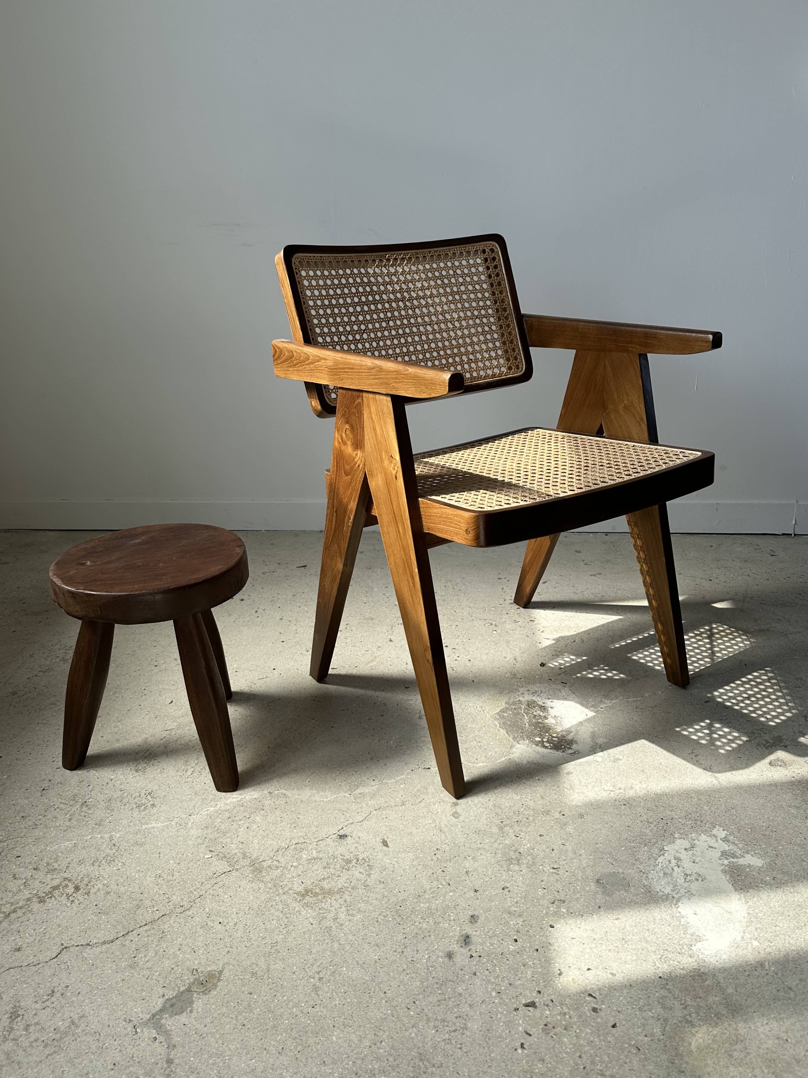 Low flat tripod stool in upcycled teak - Small tripod stool in solid brown wood with a circular seat.