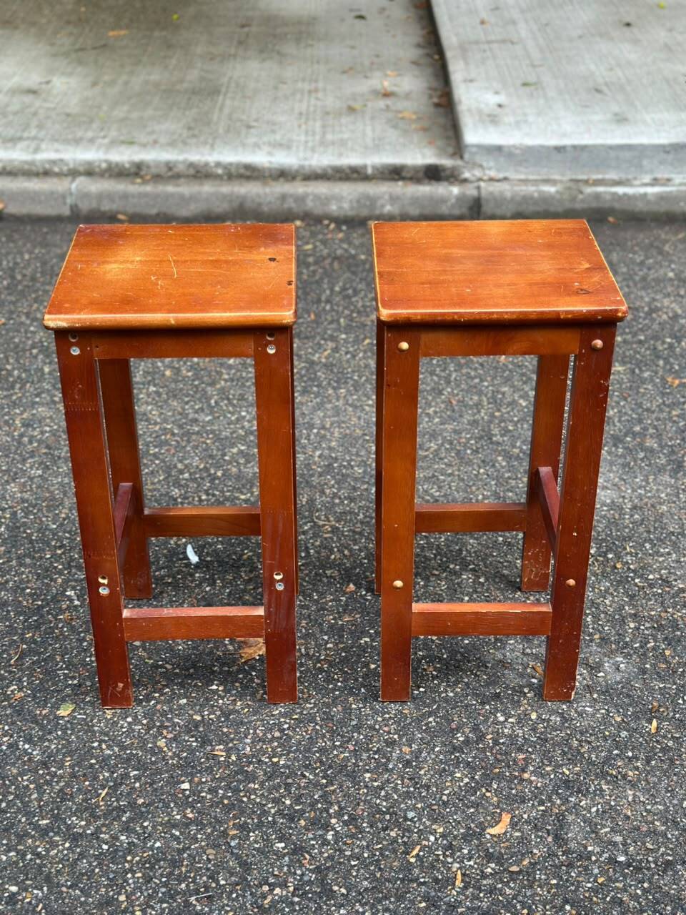 Pair of bar stools / central island in solid wood (H 59 cm)