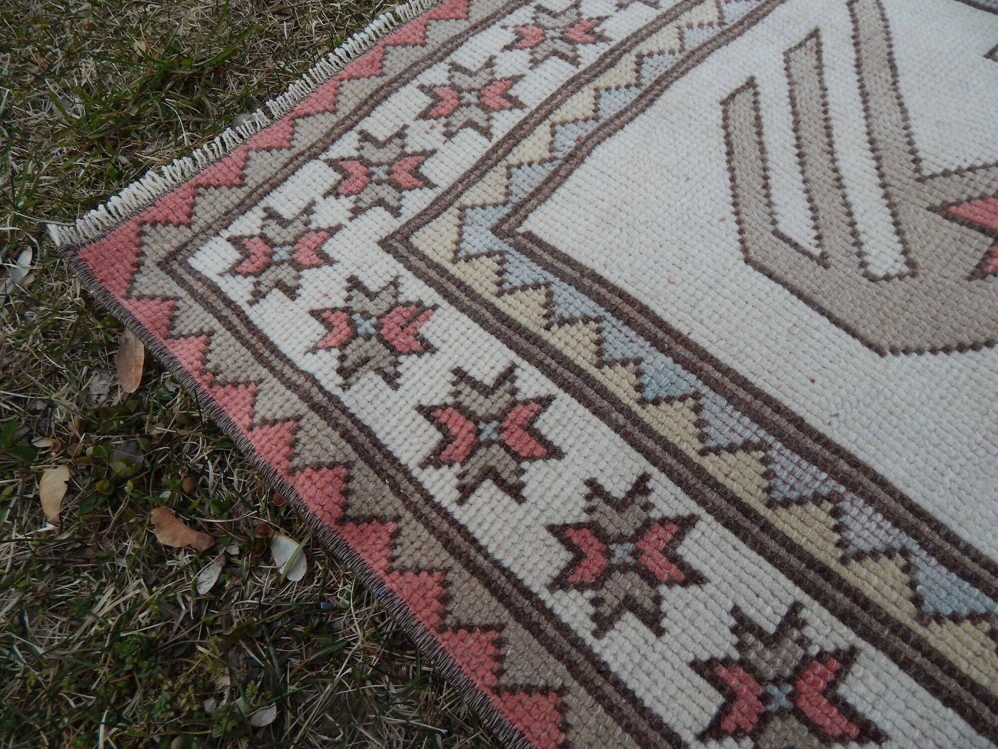 Vintage handmade Turkish rug 116x122 cm