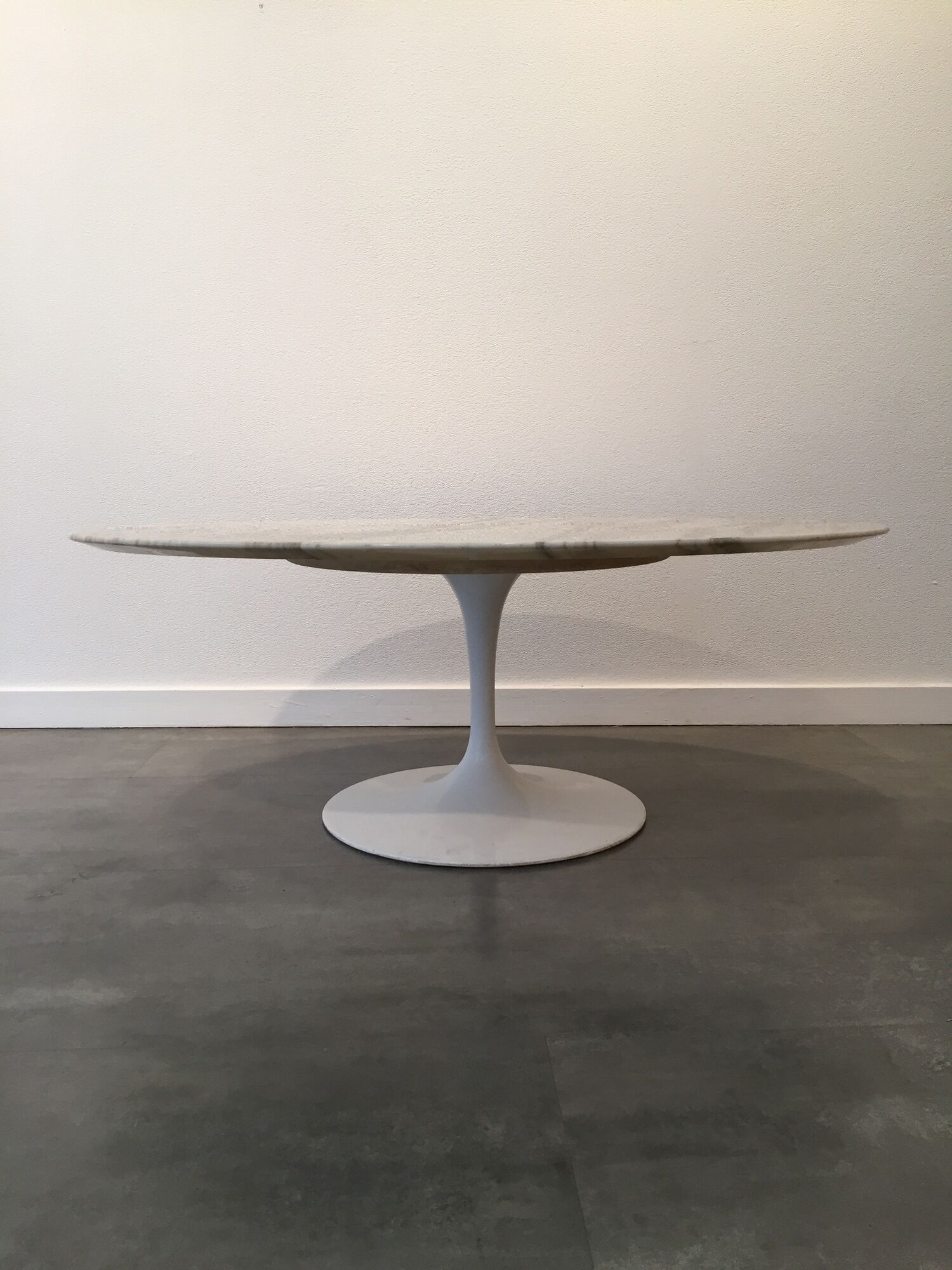 Table Calacatta marble low Eero Saarinen Tulip for Knoll International