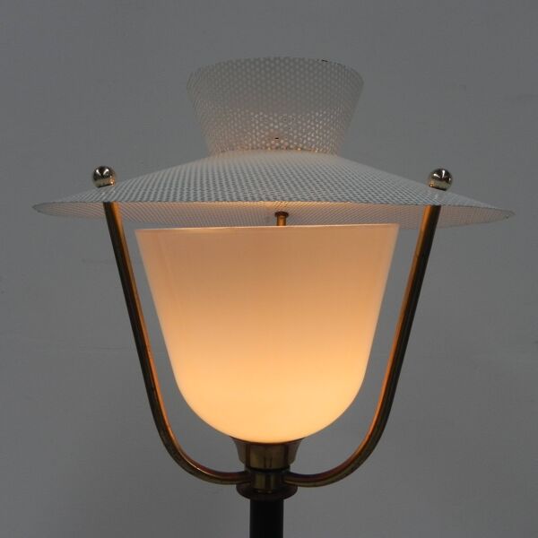 Lampe vintage sur pied avec abat-jour en verre et abat-jour en acier perforé