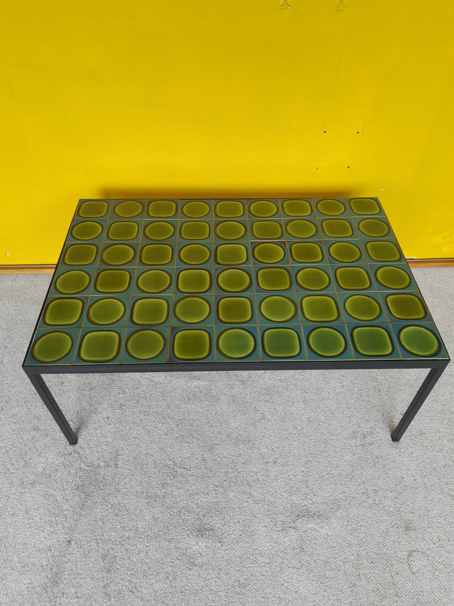 Table basse moderniste en céramique et acier