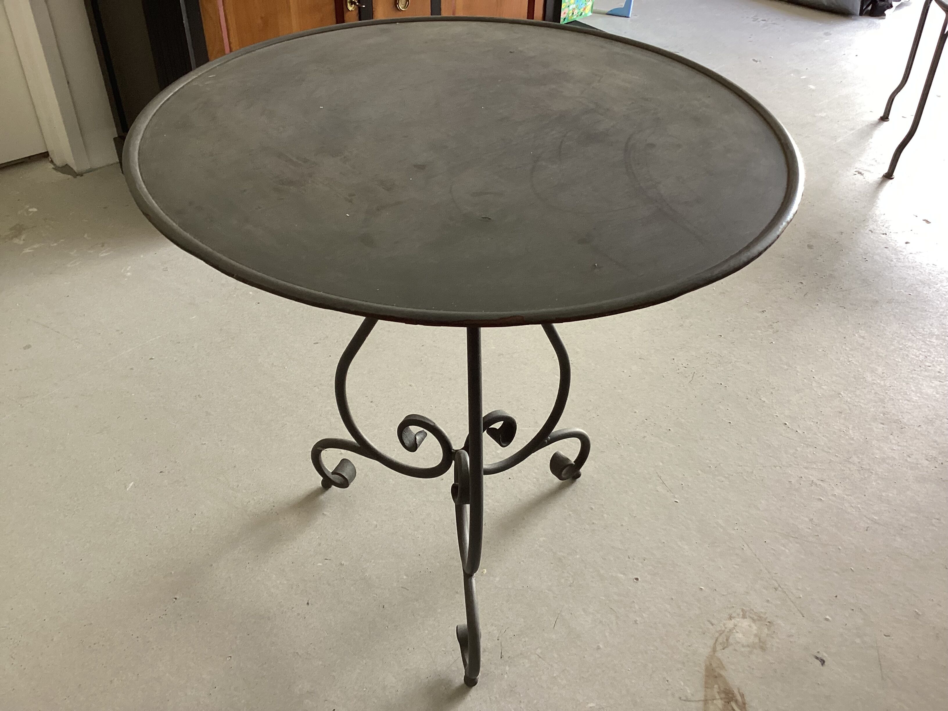 Table de jardin en fer forgé.