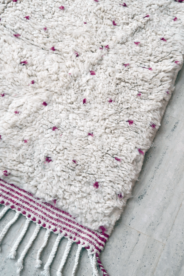 Tapis berbère Béni Ouarain à pois rose fushia et blanc