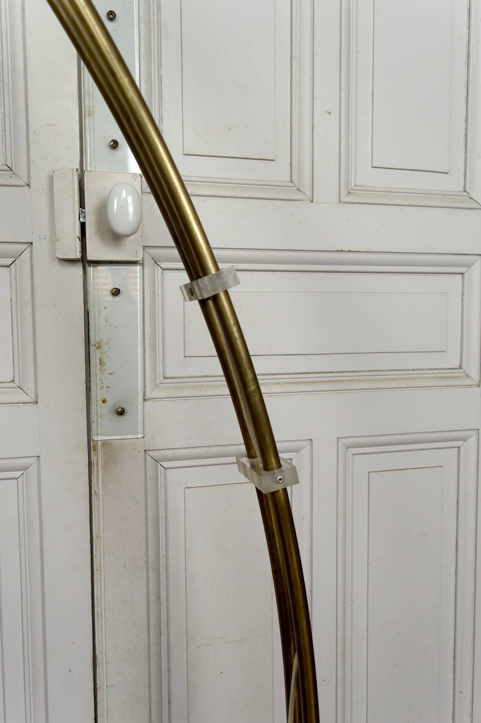 Important Lampadaire Arc Réglable, marbre, laiton, Italie, Circa 1970