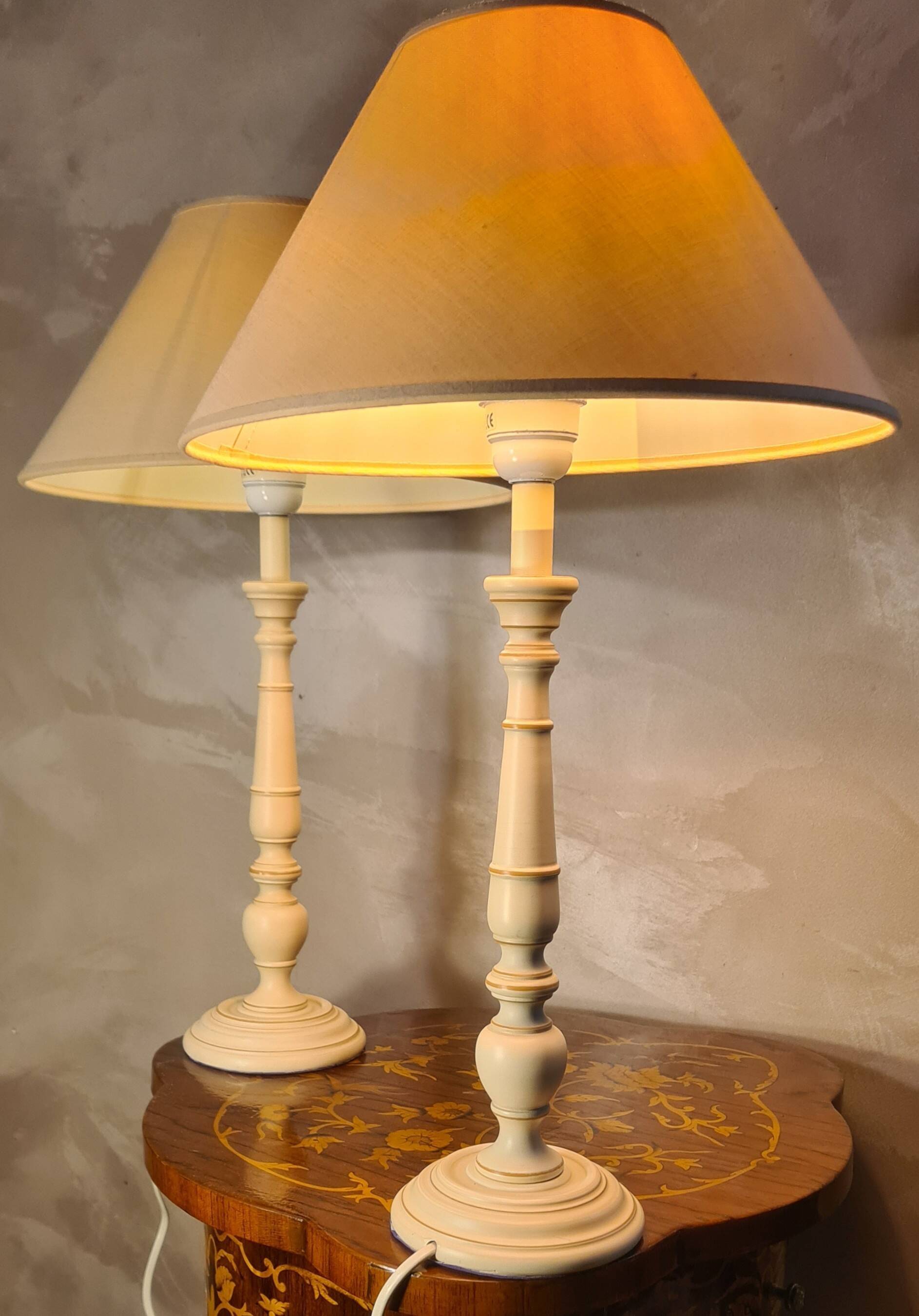 paire de lampes de chevet bois tourné peint creme et liseret chocolat 53x30