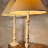 paire de lampes de chevet bois tourné peint creme et liseret chocolat 53x30