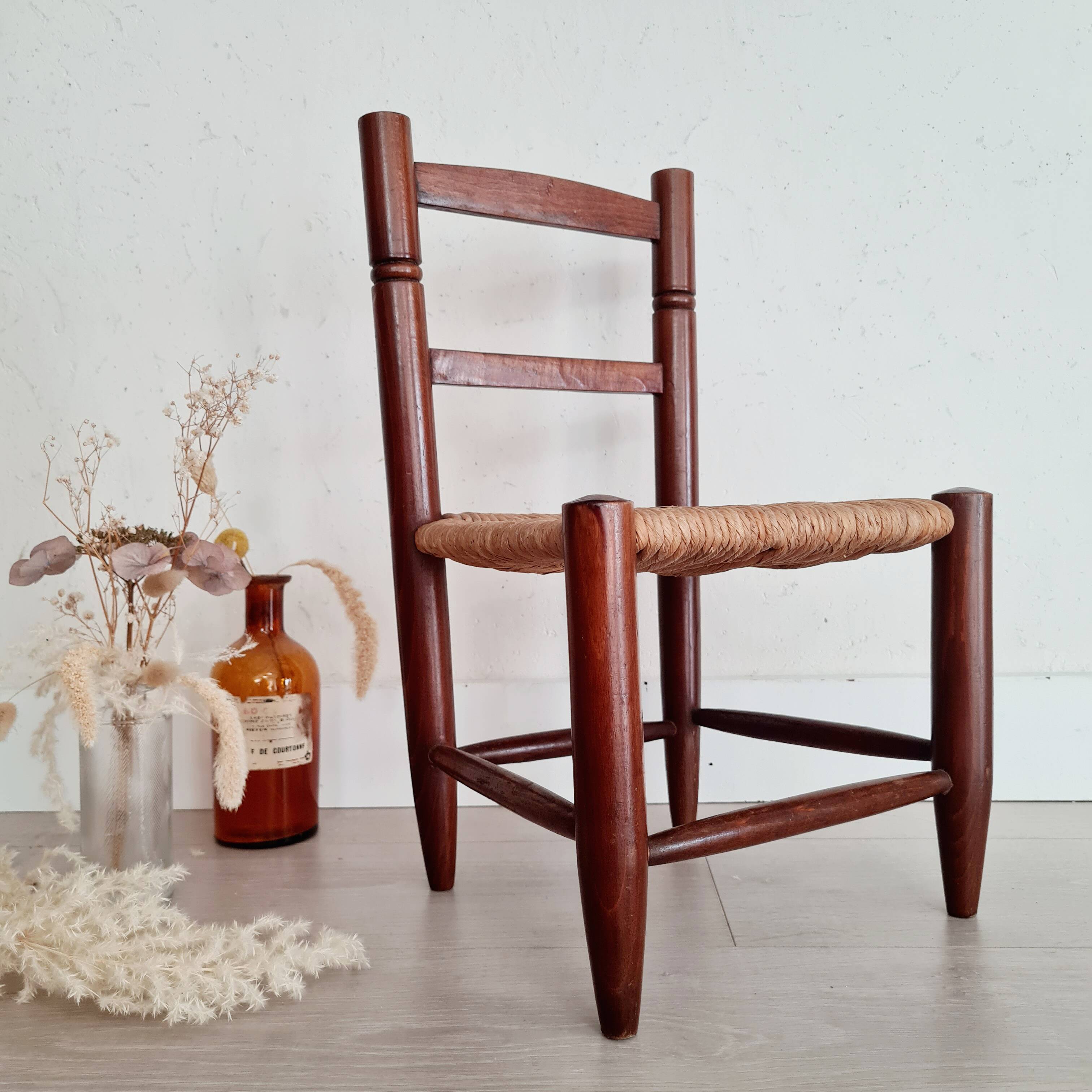 Mini wooden and straw chair - brutalist look