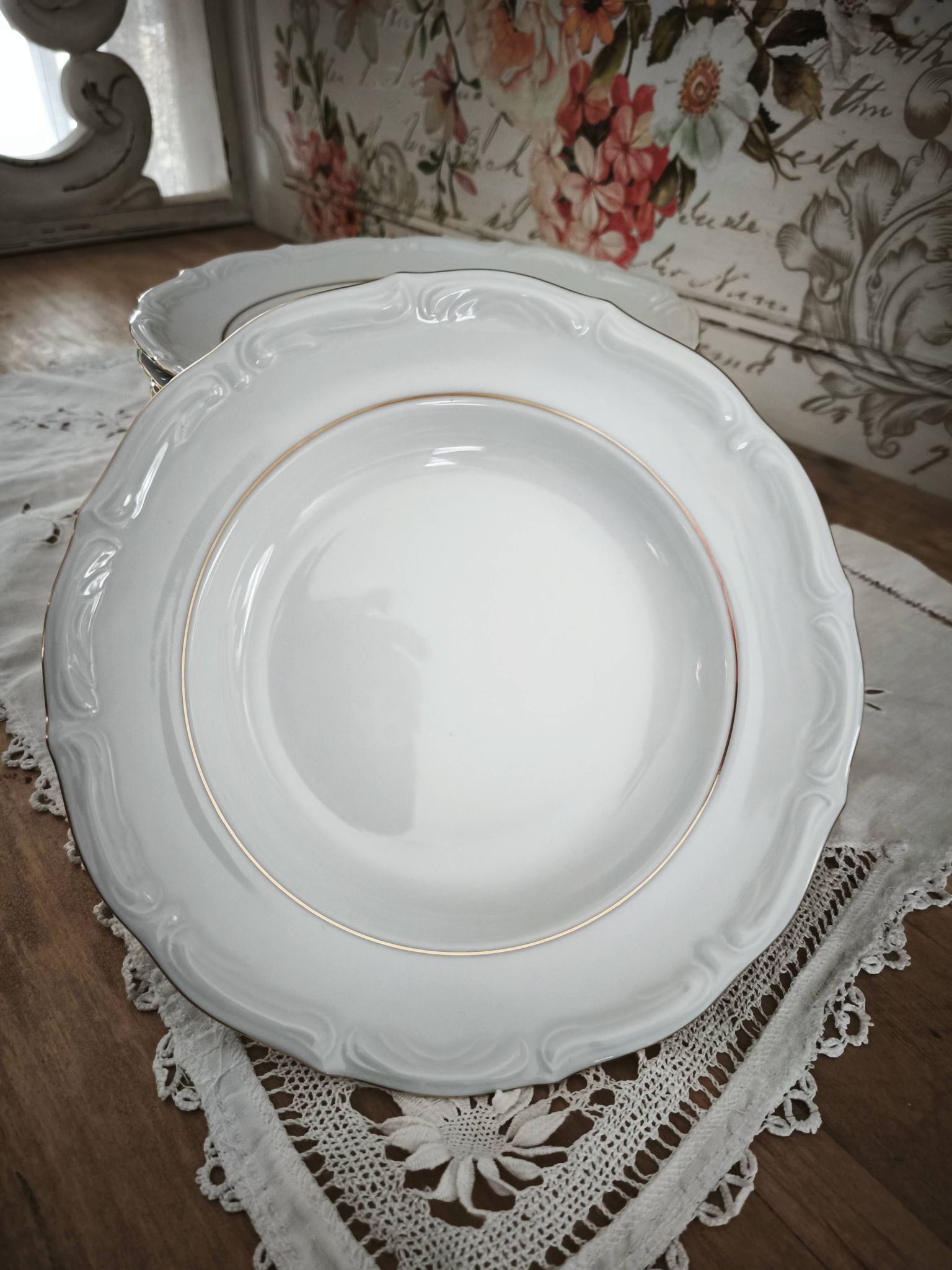 12 deep plates in porcelain with double gold trim.