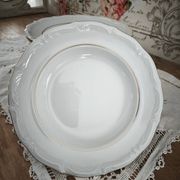 12 deep plates in porcelain with double gold trim.