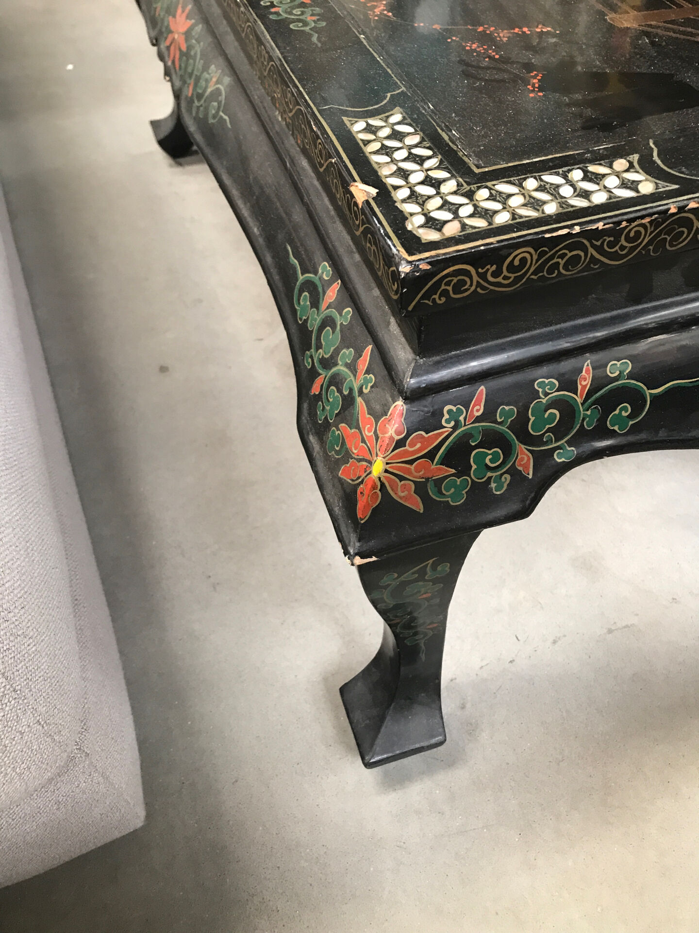 Table basse Chinoise avec sculpture et nacre