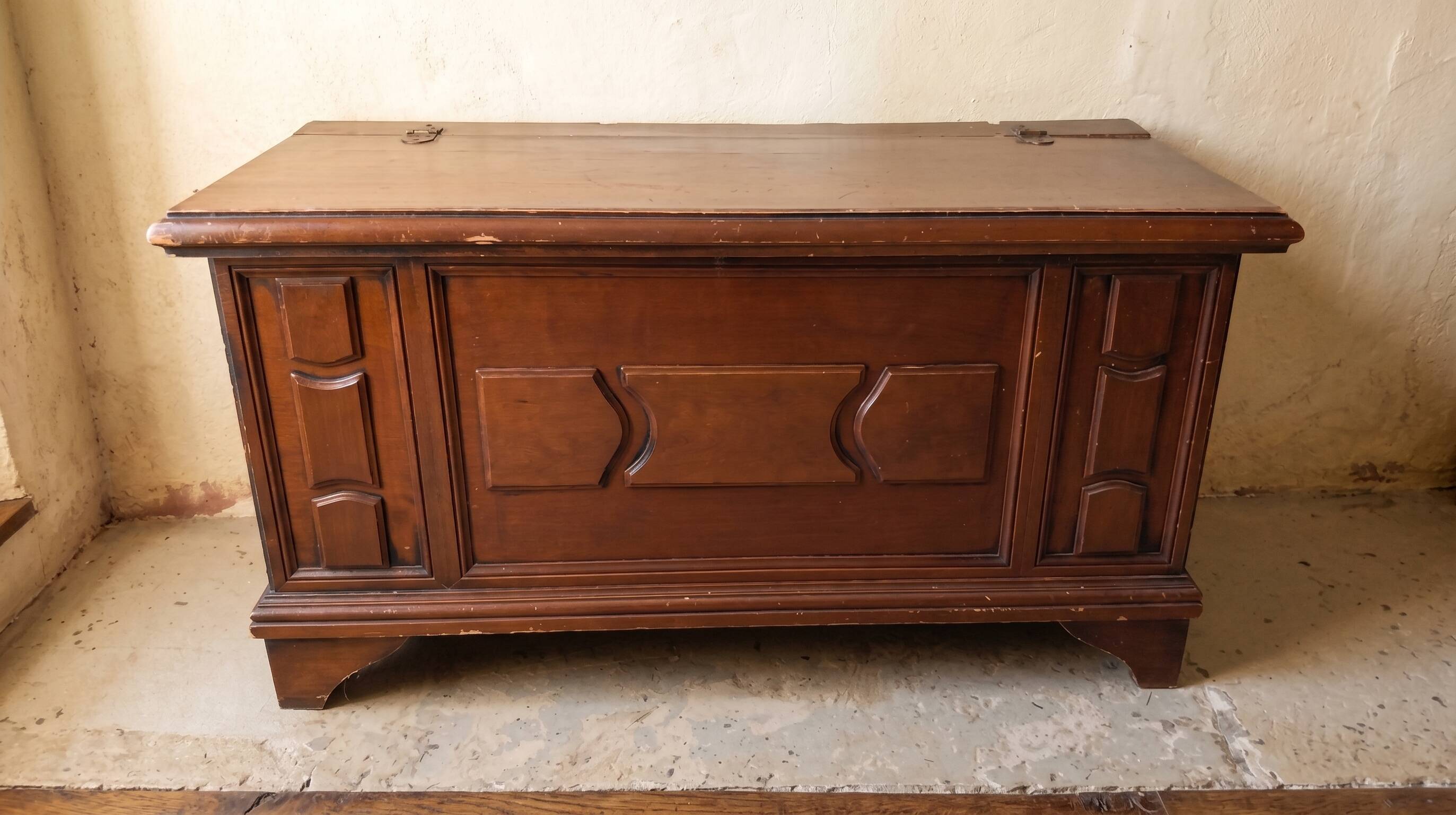 Antique wooden chest / storage trunk with lid