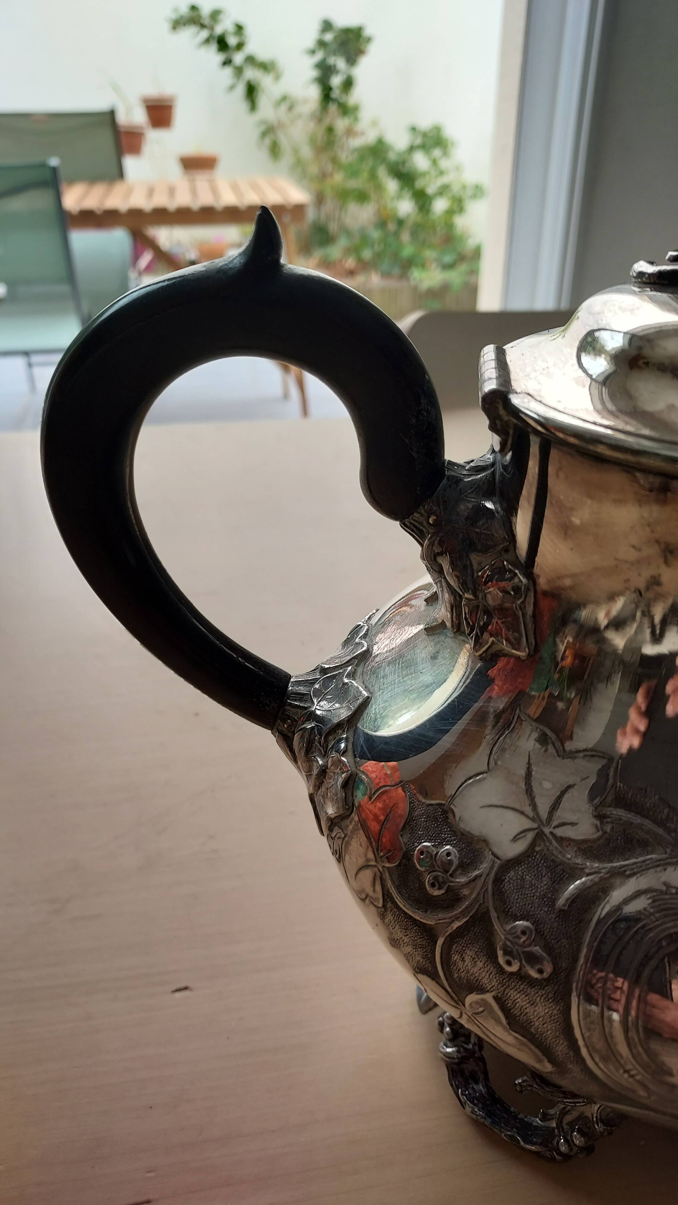 Teapot and sugar bowl in silver-plated metal.