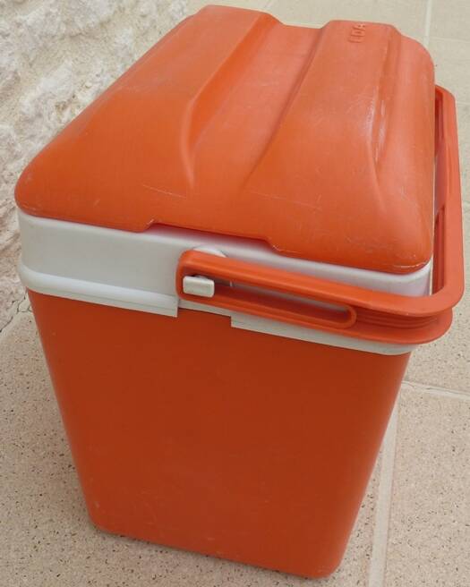 Glaciere vintage de couleur orange avec poignet  de marque EDA