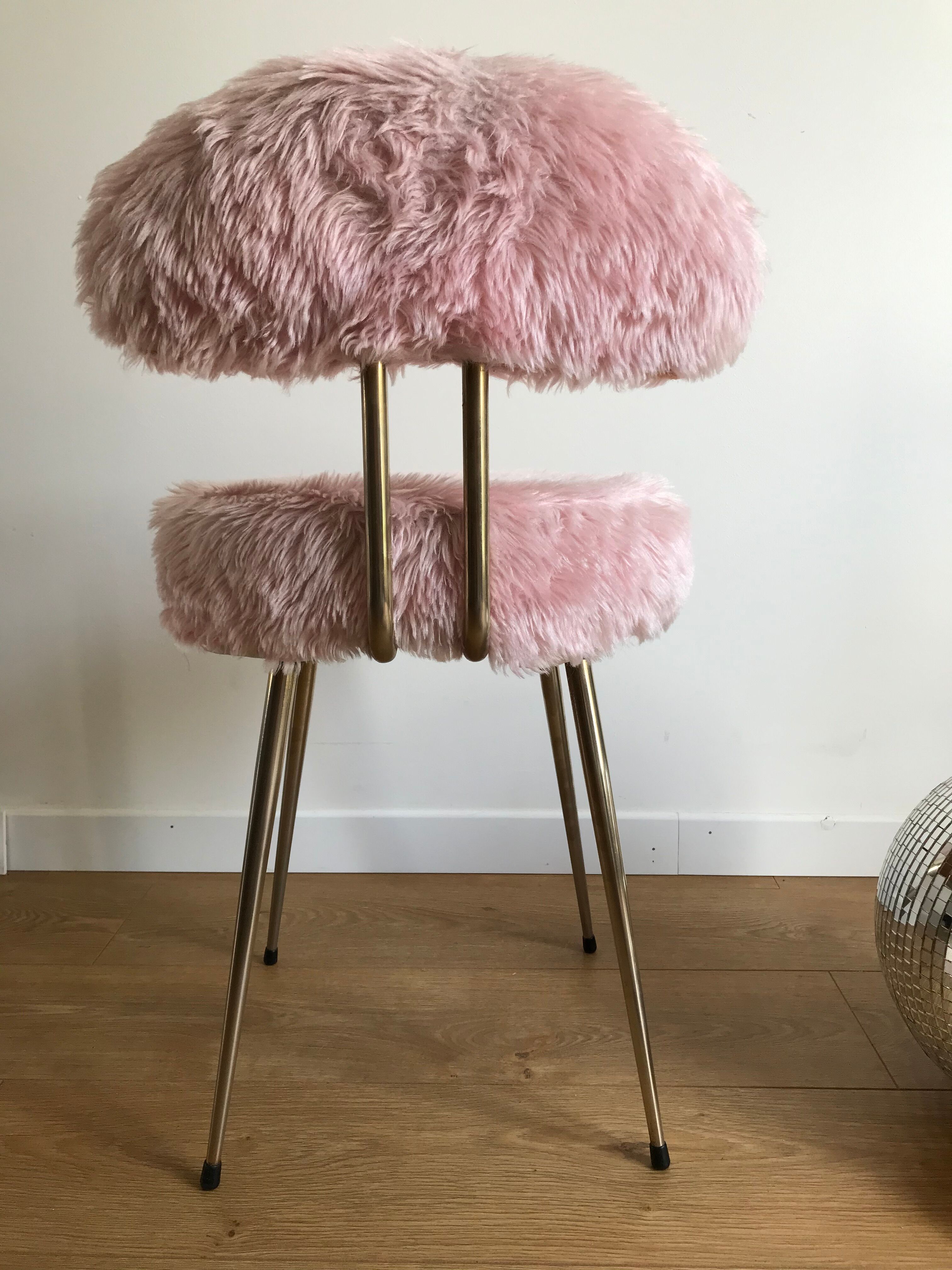 Pelfran rose moumoute chair