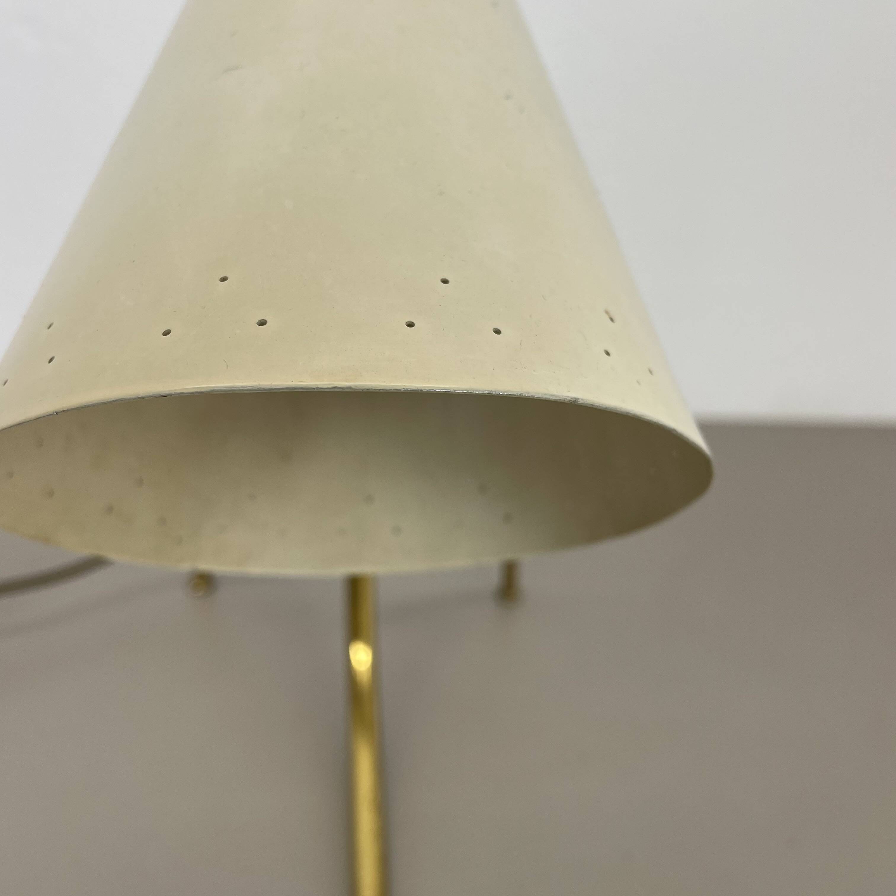 Tripod kalmar stilnovo style hollywood regency table lamp in brass, austria, 1950s