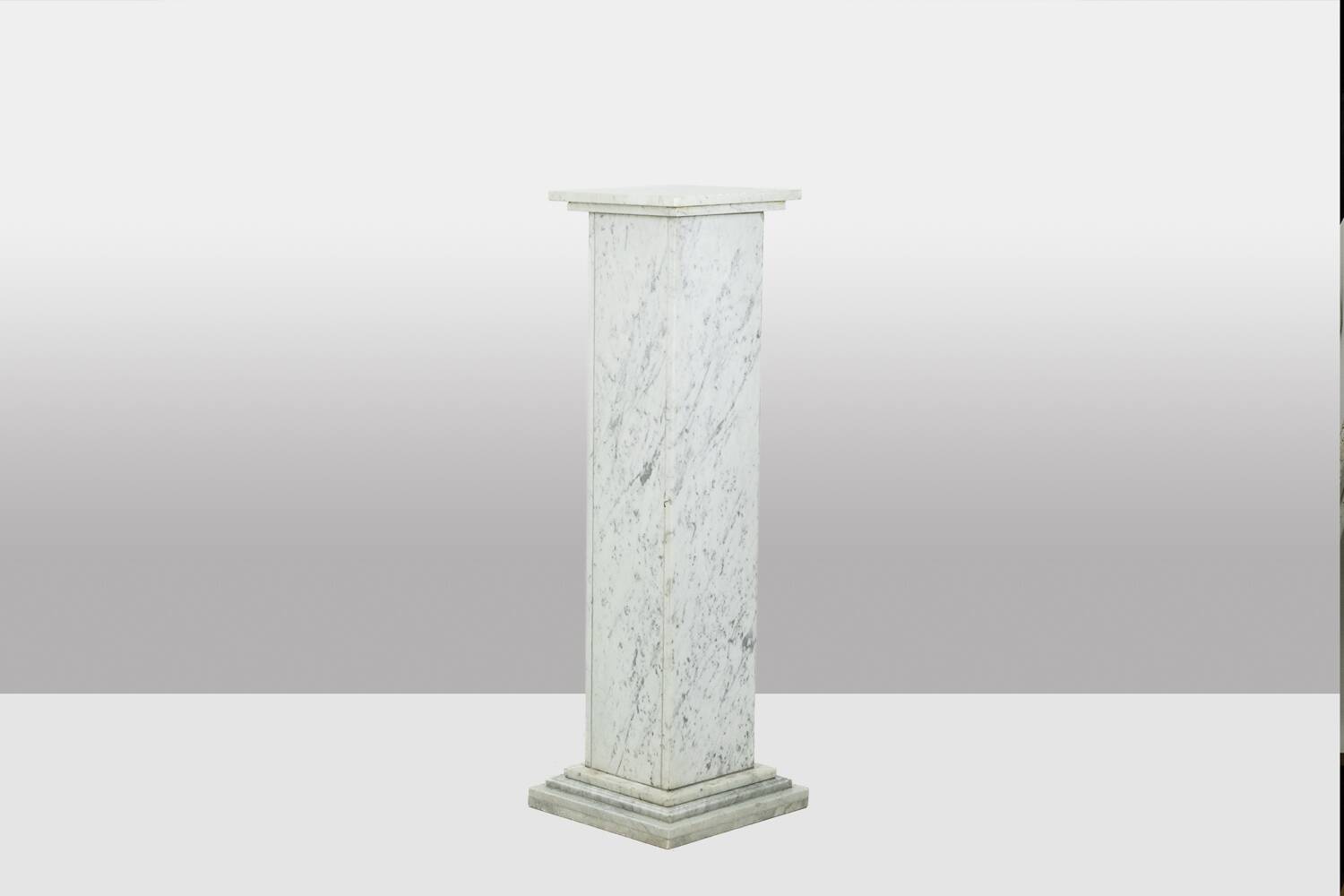 Pair of Art Deco style columns, in white marble, 20th century