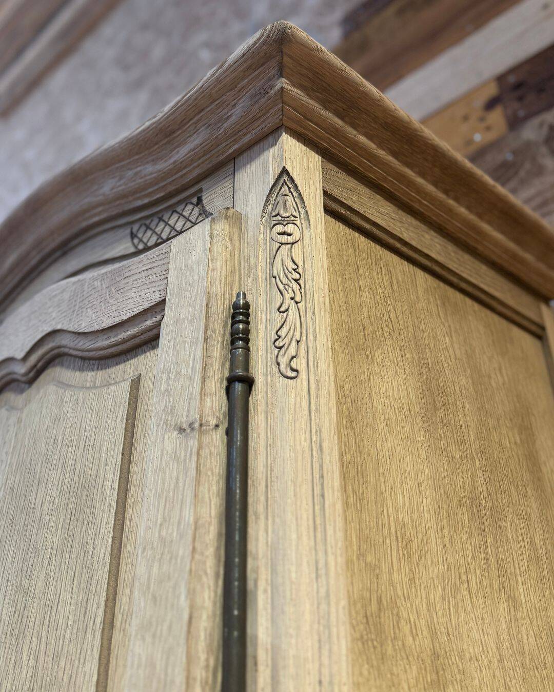 Sandblasted oak bonnetière - 1960s/70s