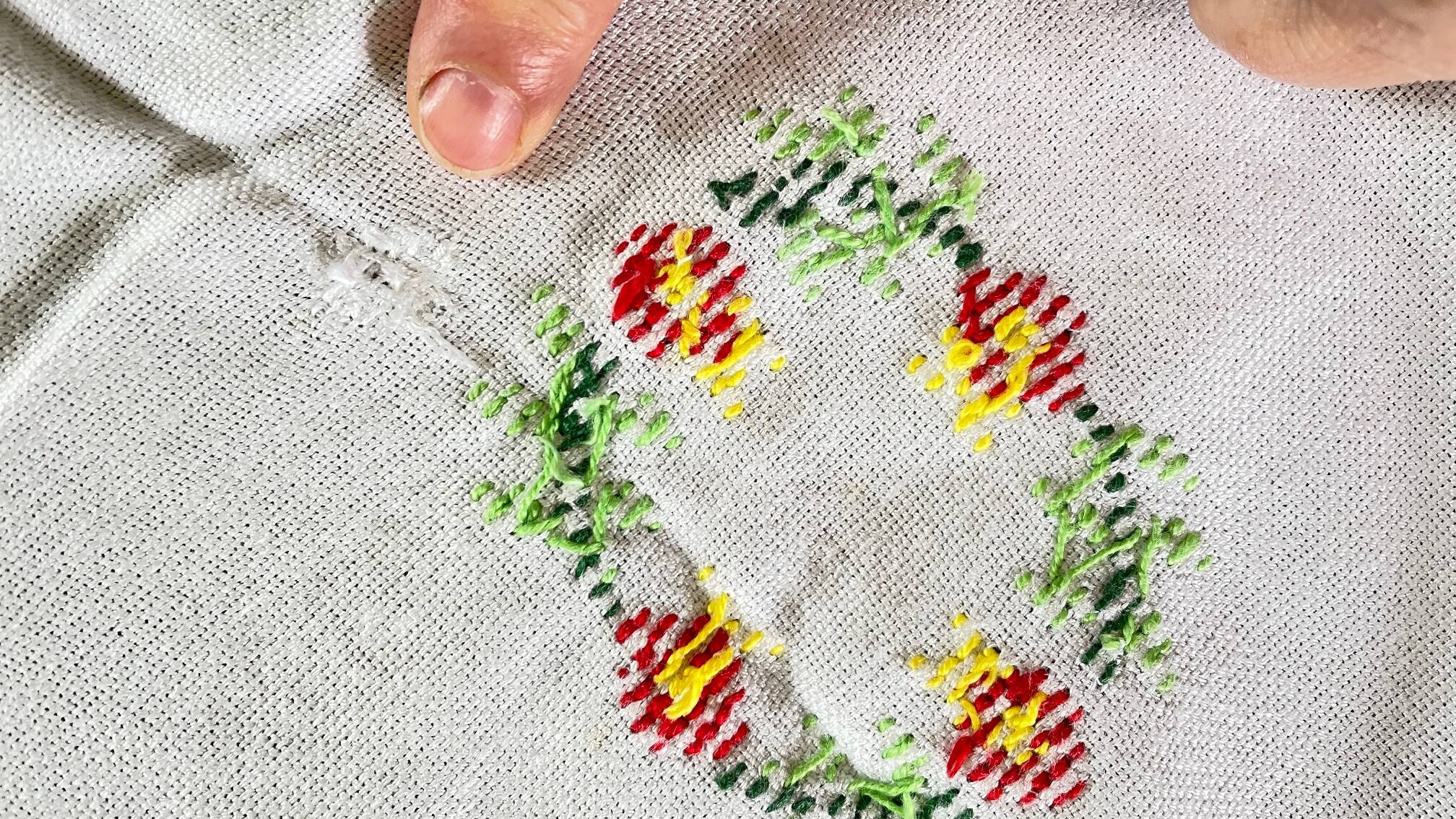 Embroidered tablecloth and 12 vintage napkins