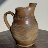 Carafe en grès du Berry beige à frises et motifs géométriques quadrillés